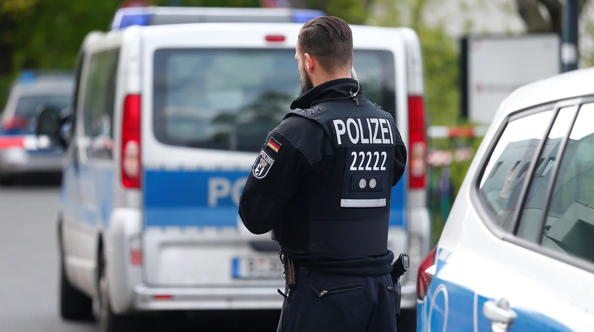 Berlində radikallarla toqquşmalarda onlarla polis yaralanıb