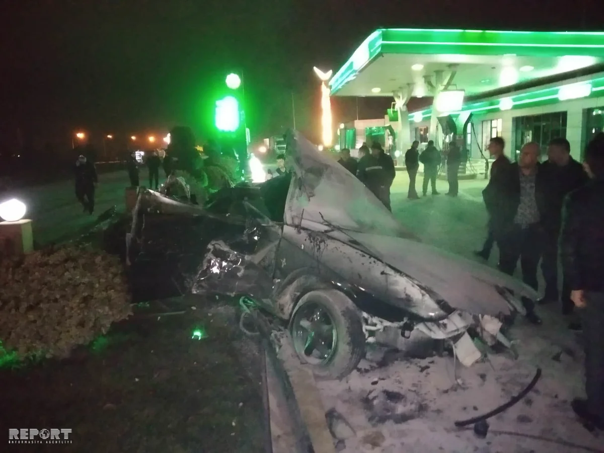 Sumqayıtda maşın yanacaqdoldurma məntəqəsinə çırpılıb - FOTO - VİDEO