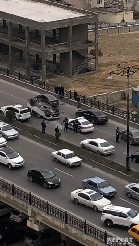Bakıda körpünün üzərində avtomobil aşıb - FOTO