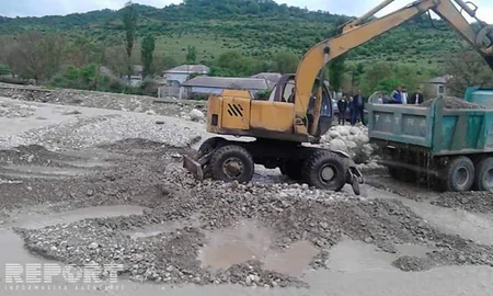 Qubada sel nəticəsində bağlanan yol açılıb - FOTO