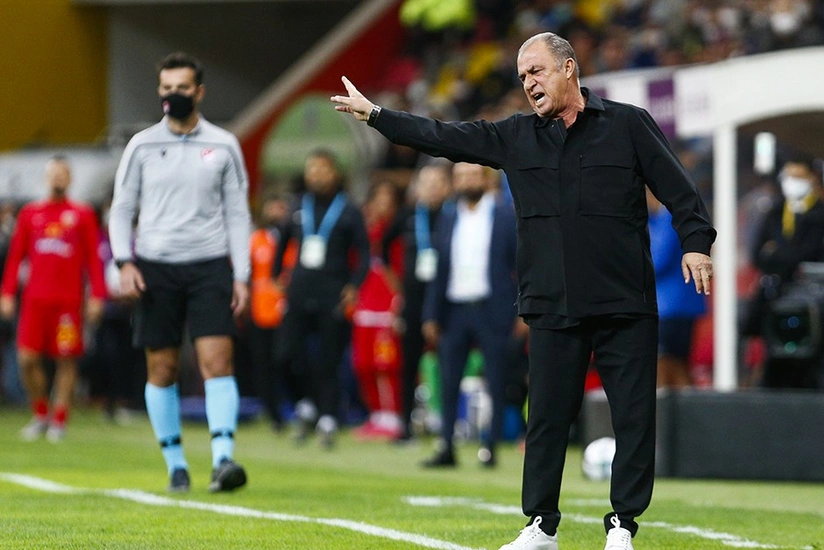 Qalatasaray azarkeşləri Fatih Terimi istefaya çağırıb