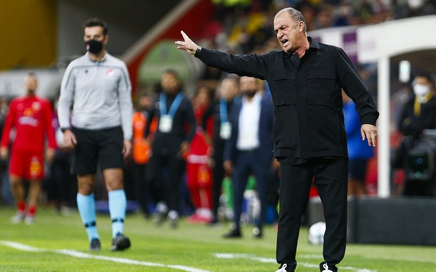 Qalatasaray azarkeşləri Fatih Terimi istefaya çağırıb