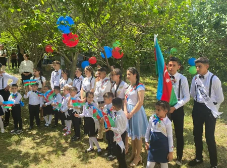 Təhsil naziri müharibədə zərər çəkən məktəbin Son zəng tədbirində iştirak edir