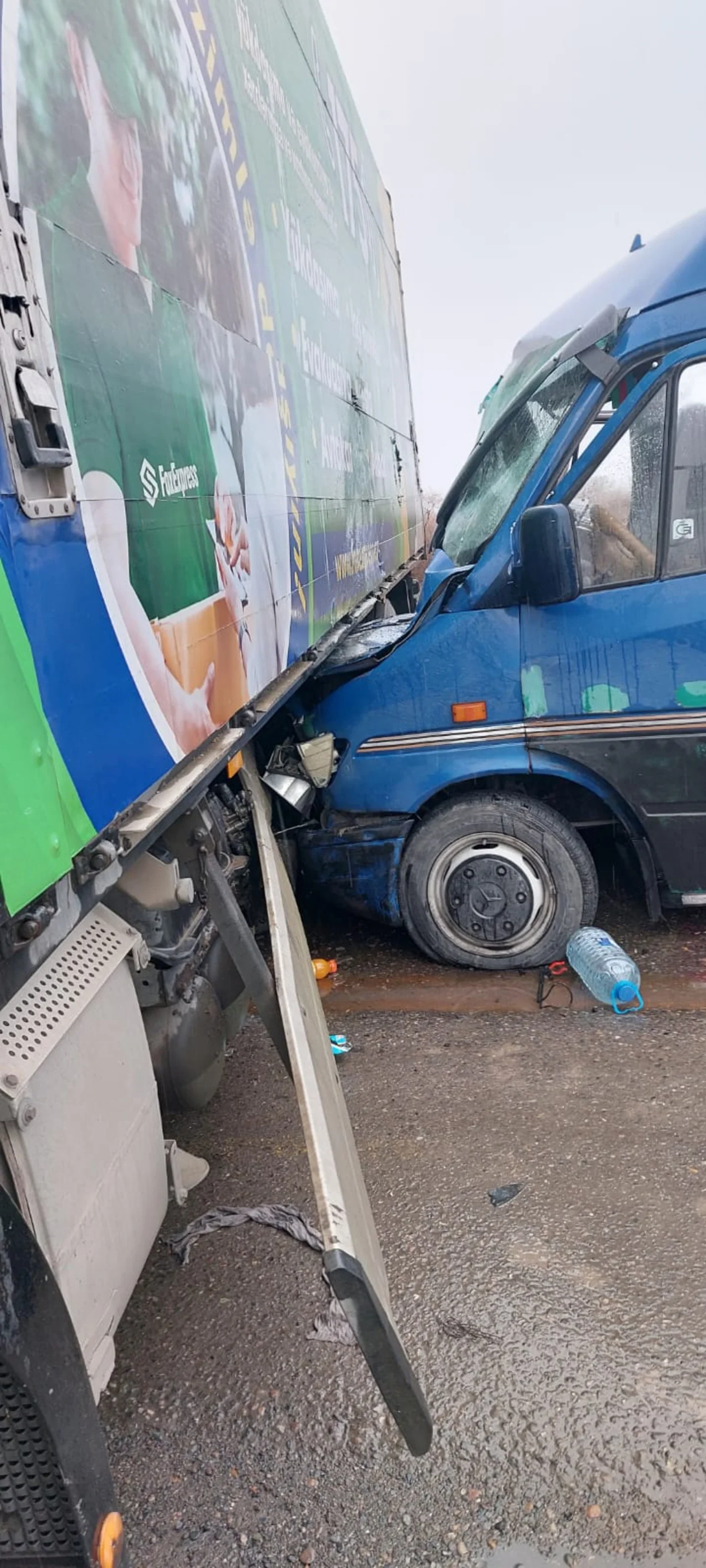 Sabirabadda mikroavtobusla yük maşını toqquşub, 5 nəfər xəsarət alıb - SİYAHI