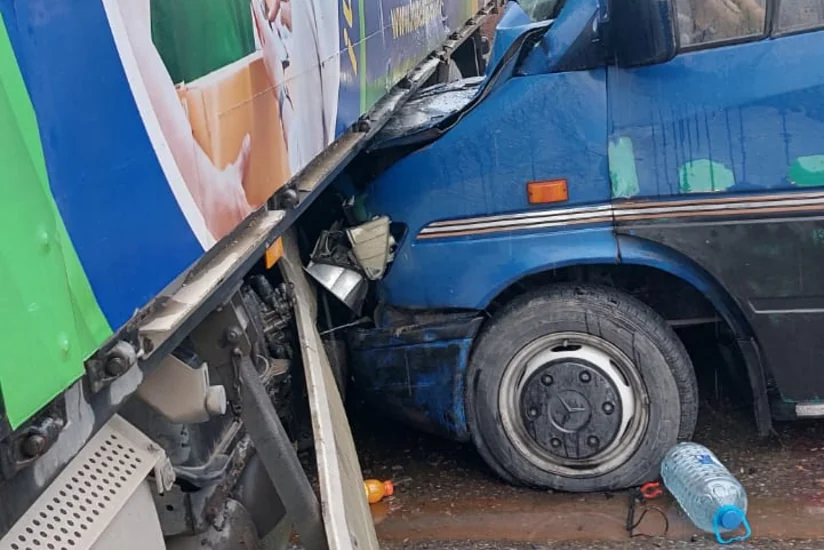 Sabirabadda mikroavtobusla yük maşını toqquşub, 5 nəfər xəsarət alıb - SİYAHI