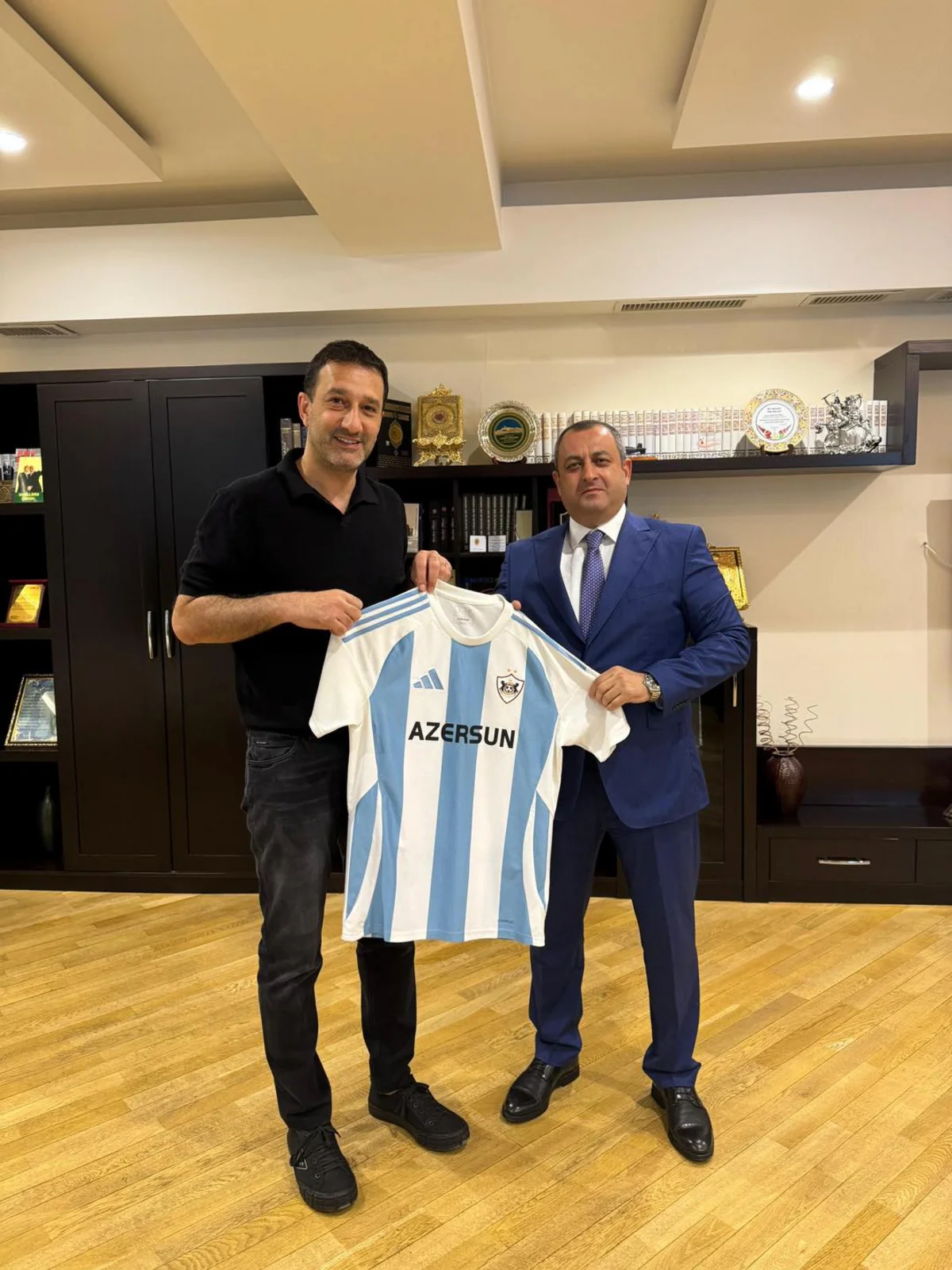 Qarabağ rəsmiləri Suraxanı Rayon İcra Hakimiyyətinin yeni başçısı ilə görüşüblər