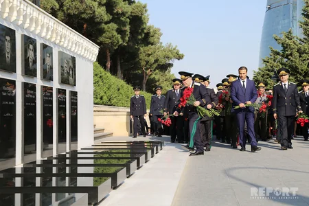 Prokurorluq işçiləri Fəxri və Şəhidlər xiyabanlarını ziyarət ediblər