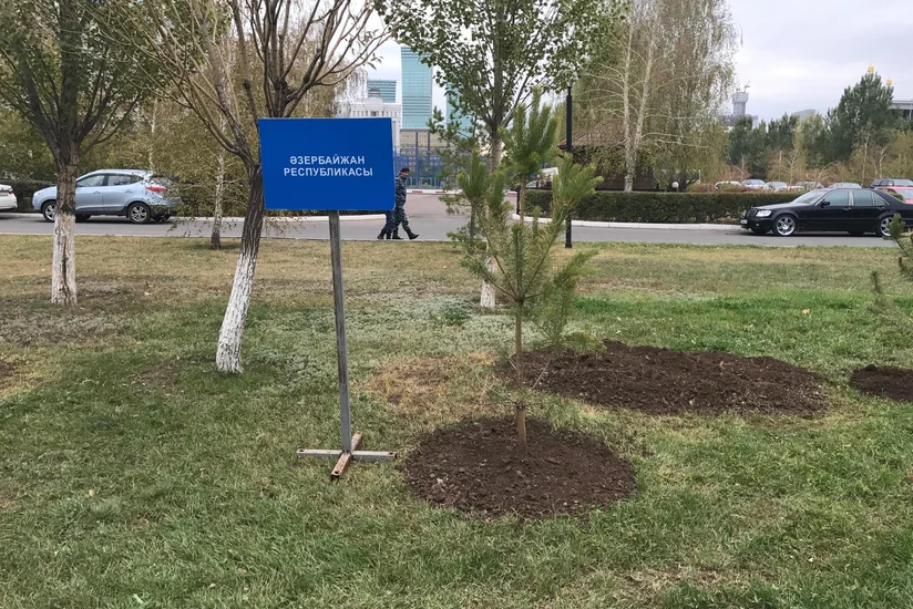 Посольство Азербайджана приняло участие в субботнике в Астане