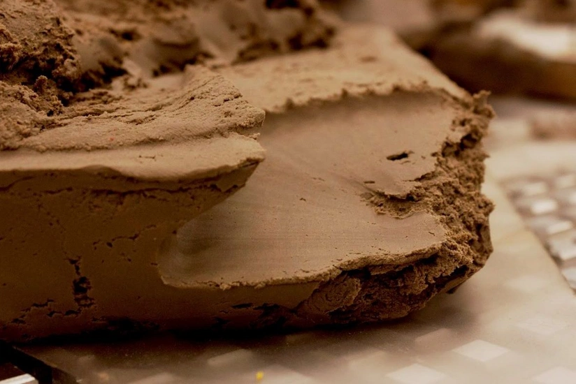 Азербайджан возобновил поставки глины из Испании