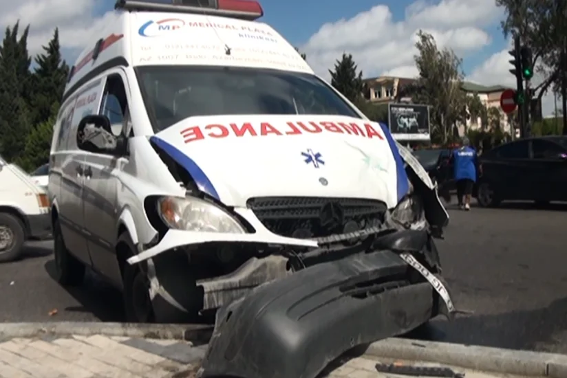 В Баку машина скорой помощи совершила ДТП
