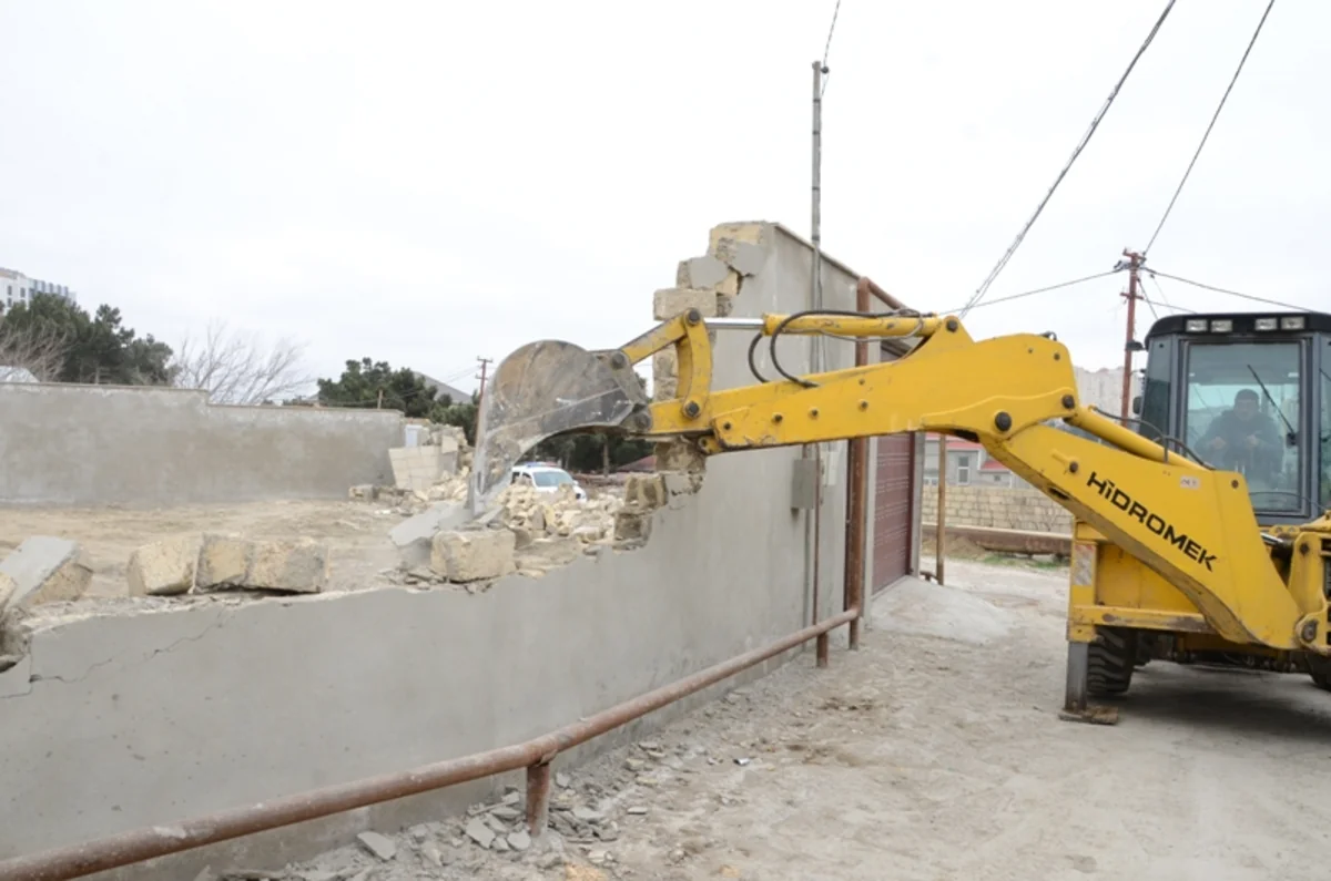 Bakıda qanunsuz tikili və hasarlar söküldü