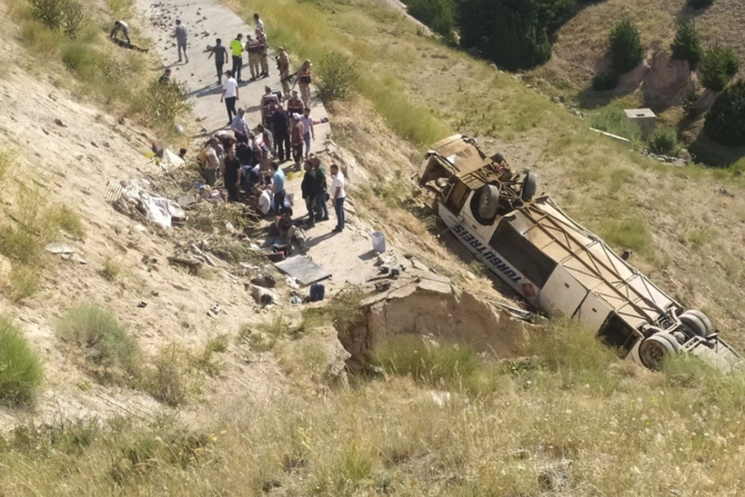 Türkiyədə sərnişin avtobusu qəzaya uğrayıb, 7 nəfər ölüb, onlarla insan yaralanıb
