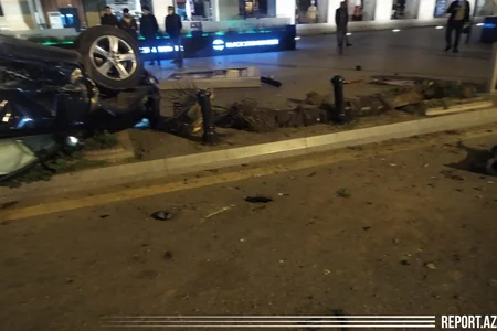 Bakının mərkəzində yol qəzası oldu, avtomobillərdən biri aşdı - YENİLƏNİB