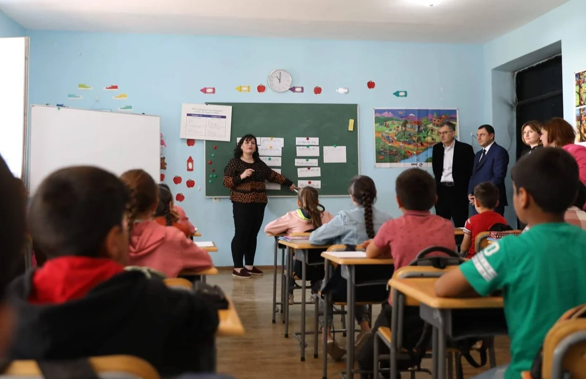 Gürcüstan parlamentinin sədri azərbaycandilli kənd məktəbinə baş çəkib  