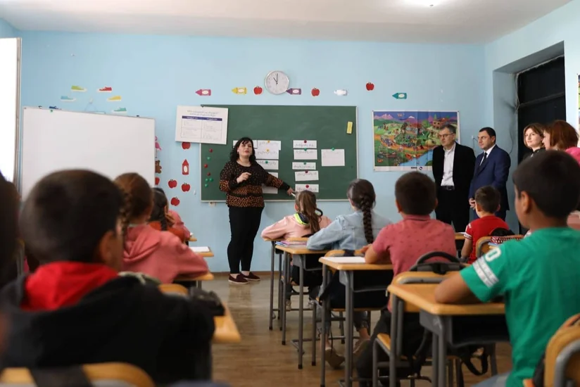 Gürcüstan parlamentinin sədri azərbaycandilli kənd məktəbinə baş çəkib  