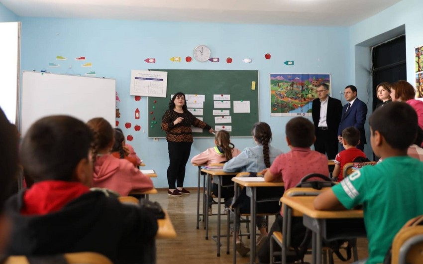 Gürcüstan parlamentinin sədri azərbaycandilli kənd məktəbinə baş çəkib  