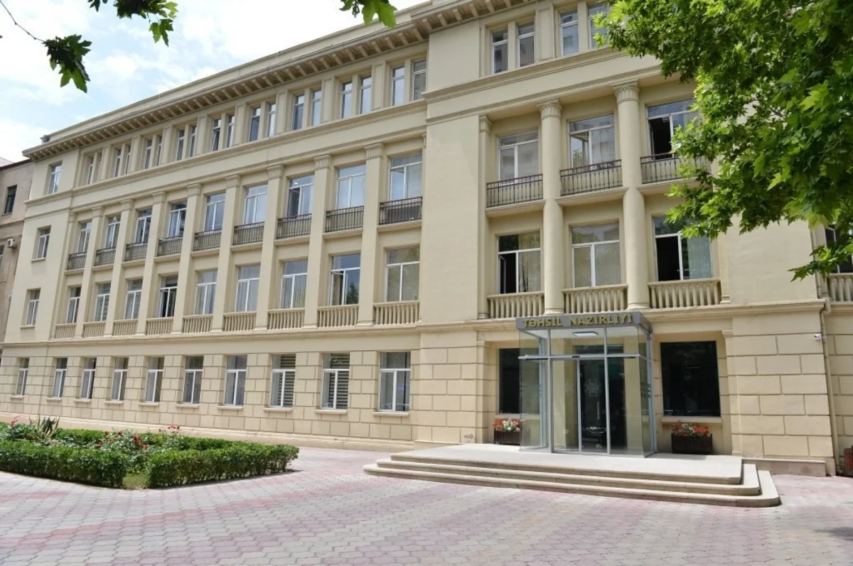 Təhsil Nazirliyi: Kürdəmirdə tavanı uçan məktəbə baxış keçiriləcək