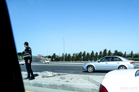 Bakıda avtomobil işıq dirəyini yerindən qoparıb - FOTO