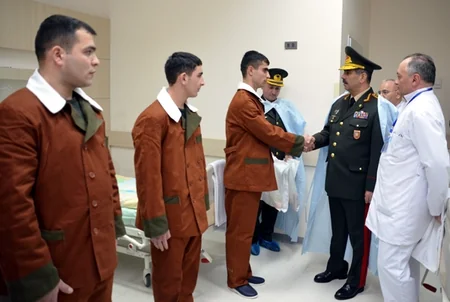 ​Müdafiə naziri Silahlı Qüvvələrin Baş Klinik Hospitalında olub