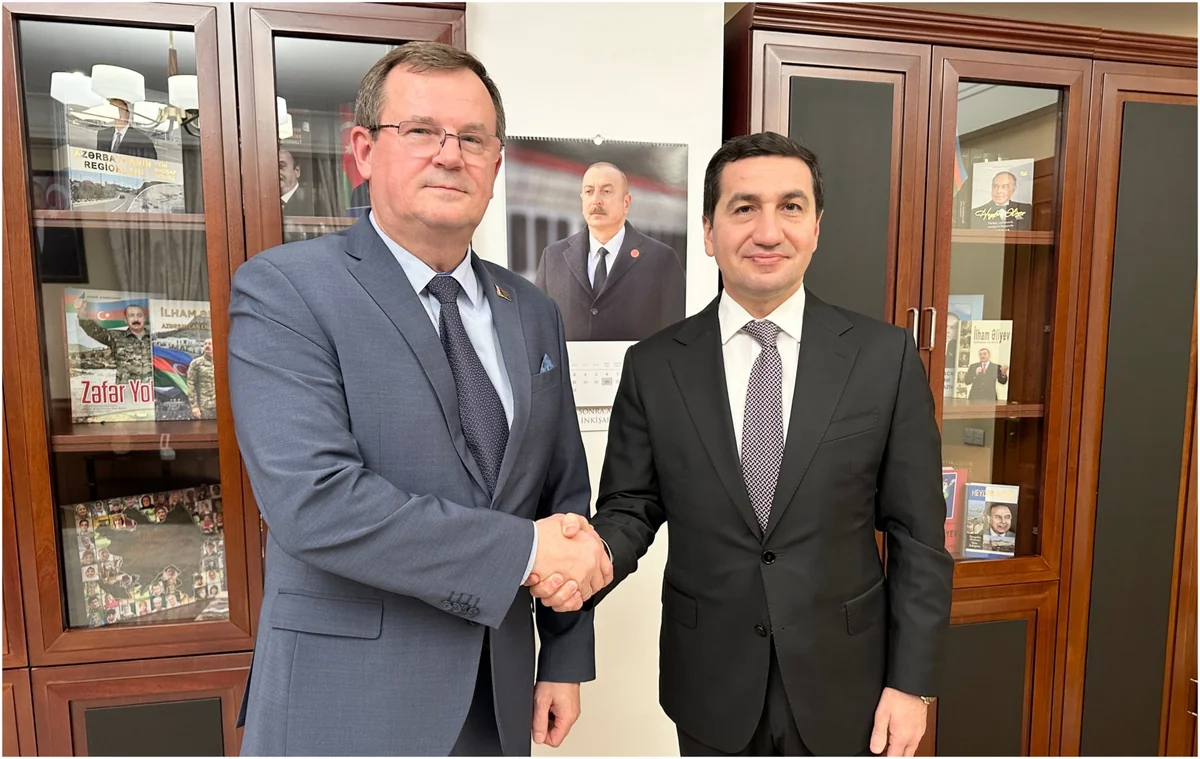 Hikmət Hacıyev Belarus səfirini diplomatik missiyasının başa çatması münasibətilə qəbul edib