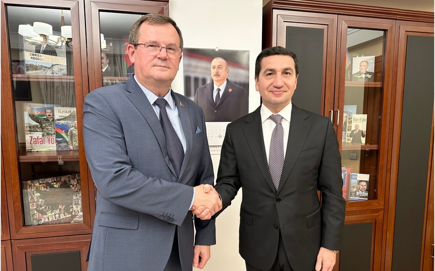 Hikmət Hacıyev Belarus səfirini diplomatik missiyasının başa çatması münasibətilə qəbul edib