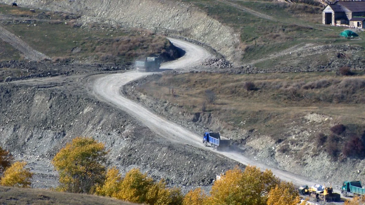 Lahıcda torpaq sürüşməsi nəticəsində bağlanan yol açılıb