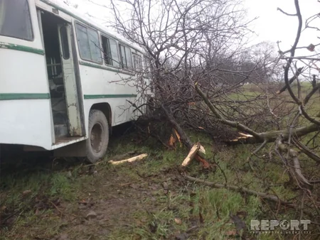 Qubada sərnişin avtobusu qəzaya düşüb, 15 nəfər xəsarət alıb - FOTO
