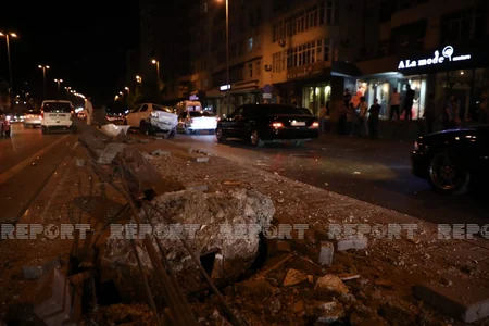 Bakıda avtomobil maneəyə çırpıldı, xəsarət alan var