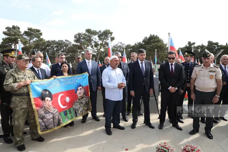 Azərbaycan xalqı antiterror şəhidlərinin məzarlarını ziyarət edir