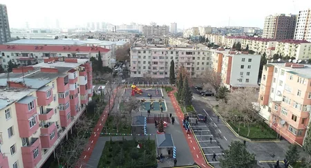Leyla Əliyeva Bakıda abadlaşdırılan daha bir həyətin açılışını edib, ağac əkib