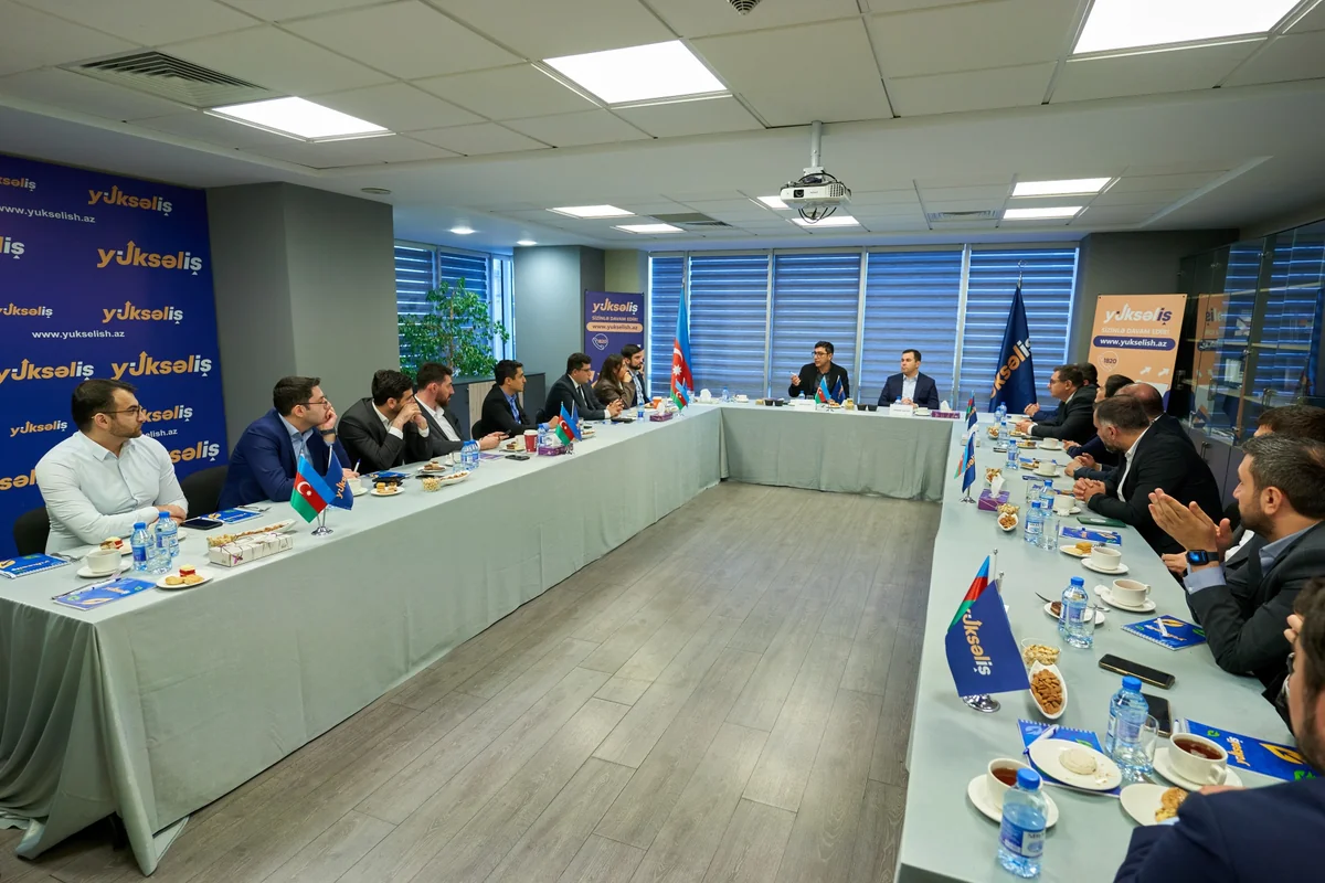 Fərid Qayıbov “Yüksəliş” müsabiqəsinin qalibləri ilə görüşüb