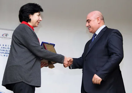 Təhsil Nazirliyi müəllimləri təltif edib