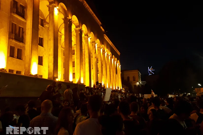 Tbilisidə kütləvi etiraz aksiyası hökumət binası qarşısında başa çatıb - FOTO - YENİLƏNİB