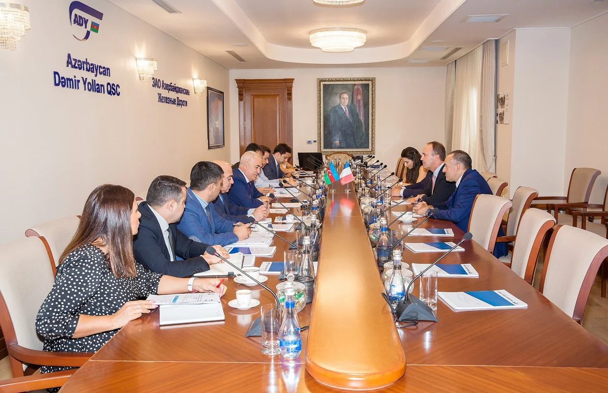 Azərbaycanda iki sistemli sərnişin lokomotivinin sınağı keçirilib