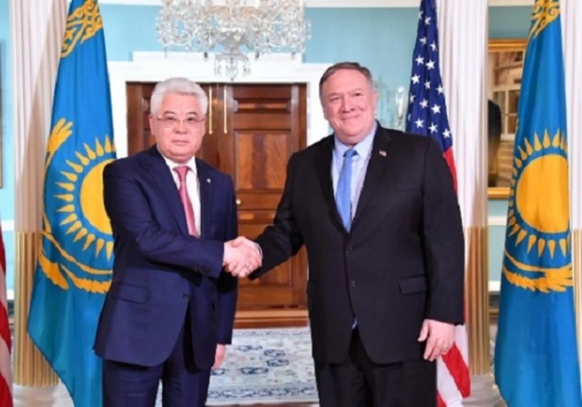 Pompeo Qazaxıstanın XİN rəhbəri ilə görüşüb