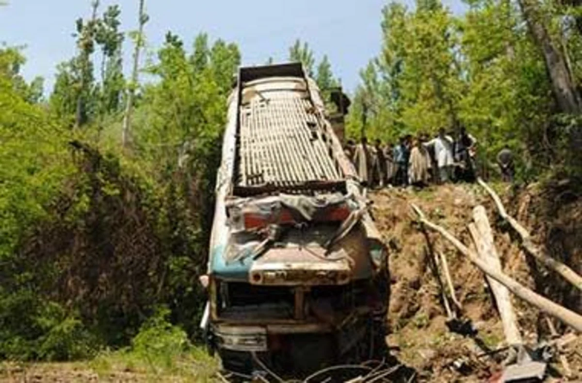 ​Nepalda avtobus 200 metrdən uçuruma yuvarlanıb, 35 nəfər ölüb
