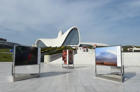 Bakıda tanınmış fotoqraf Reza Deqatinin fərdi sərgisi açılıb