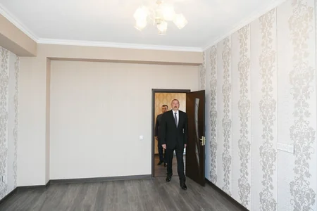 Президент Ильхам Алиев принял участие в церемонии вручения ключей от квартир и автомобилей инвалидам и семьям шехидов