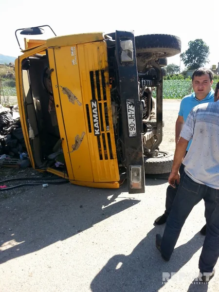 Qusarda zibil maşını aşıb, xəsarət alan var - FOTO