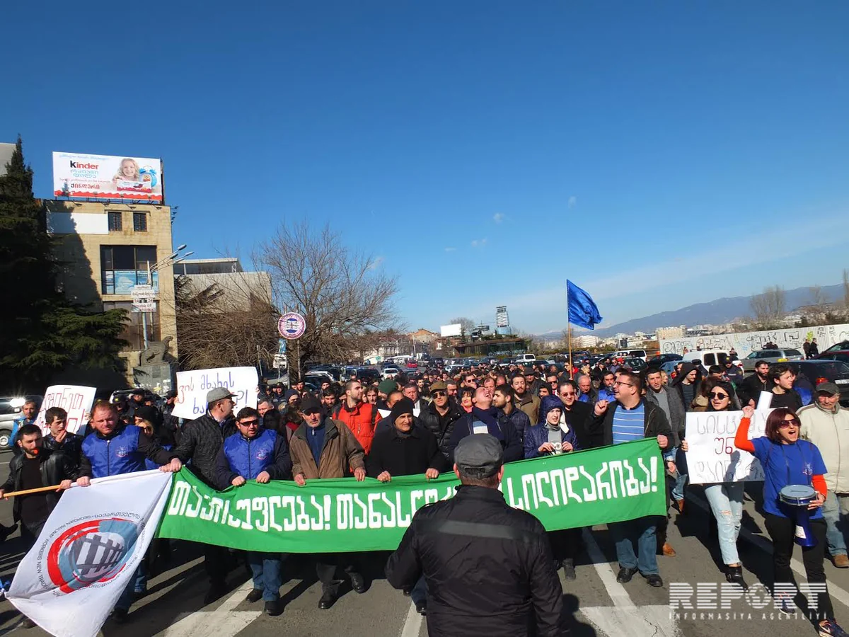 Работники завода Рустави Азот провели акцию в центре Тбилиси