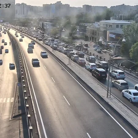 Bakının bir sıra yollarında nəqliyyatın sıxlığı müşahidə olunur - SİYAHI