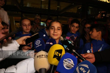 Dünya çempionatında uğurla çıxış edən gimnastlarımız Vətənə dönüblər