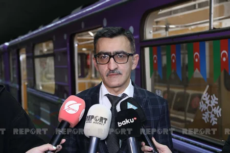 Дед Мороз и Снегурочка в бакинском метро