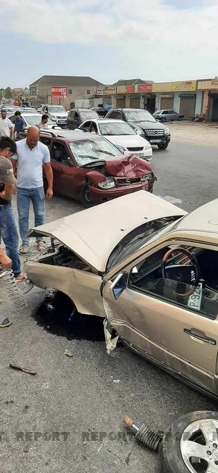 Abşeronda üç avtomobil toqquşdu, xəsarət alanlar var - VİDEO