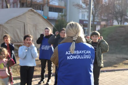 Azərbaycan könüllüləri Adıyamana gedib, zəlzələdən zərərçəkən uşaqlara dəstək veriblər
