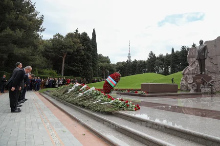 Azerbaijani people commemorate National Leader Heydar Aliyev