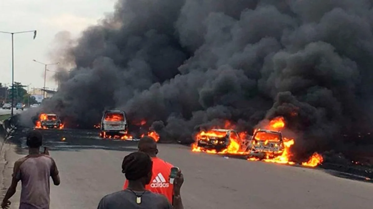 Nigeriyada güclü partlayışda onlarla insan ölüb
