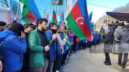 На дороге Ханкенди-Лачын продолжается акция протеста с требованием положить конец экотеррору