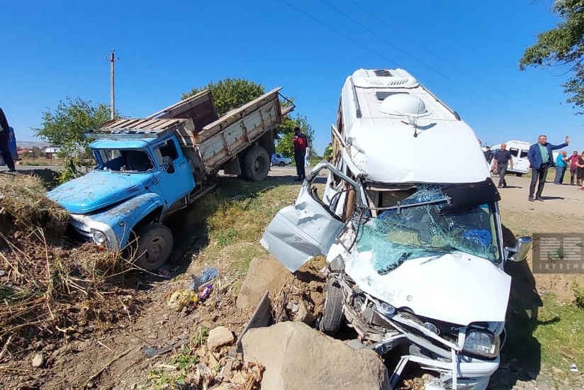 Minibus crashes in Aghstafa district of Azerbaijan leaving many people injured