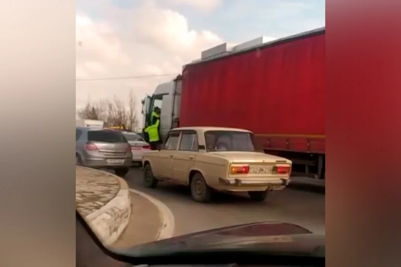Polisin qanuni tələbinə əməl etməyən sürücü məsuliyyətə cəlb edilib